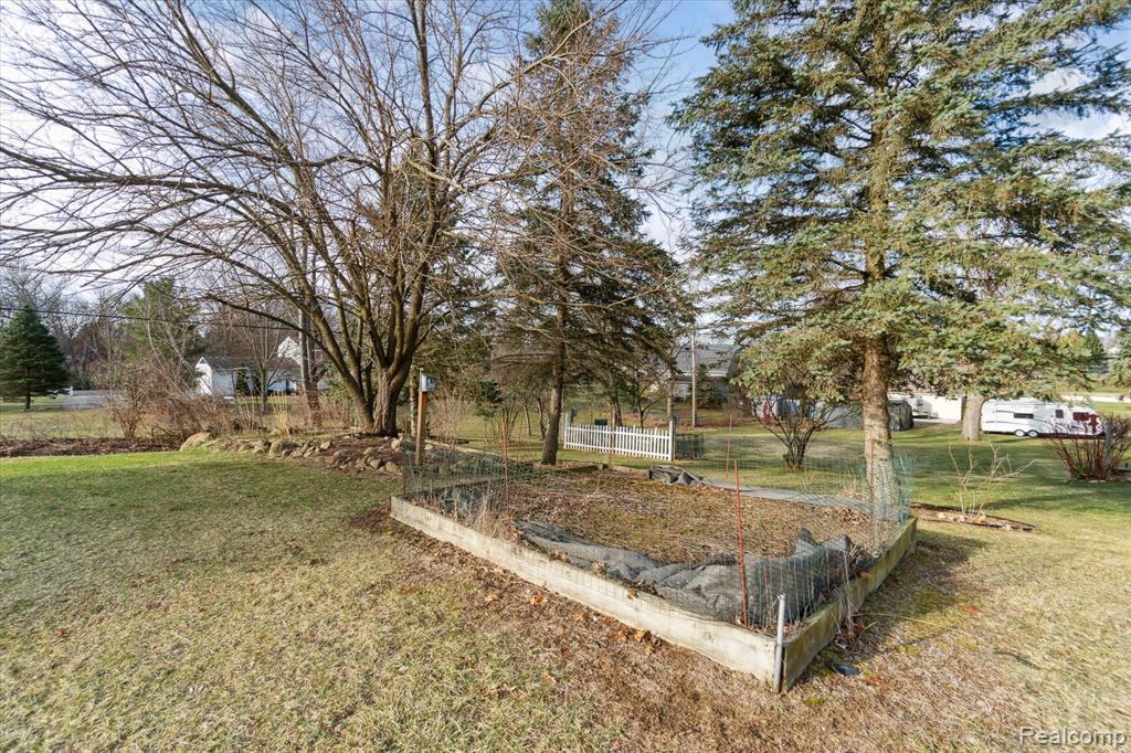 9400 ENGLISHMAN Drive, Fenton, MI 48430 — Photo 45