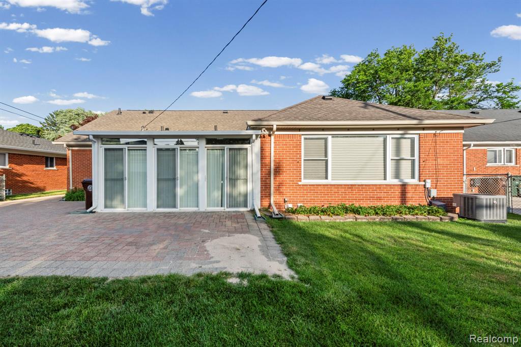 20085 Wedgewood Drive, Grosse Pointe Woods, MI 48236 — Photo 41