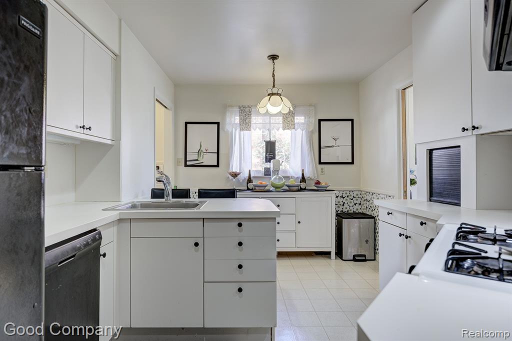 705 BUTTERNUT Avenue, Royal Oak, MI 48073 — Photo 8