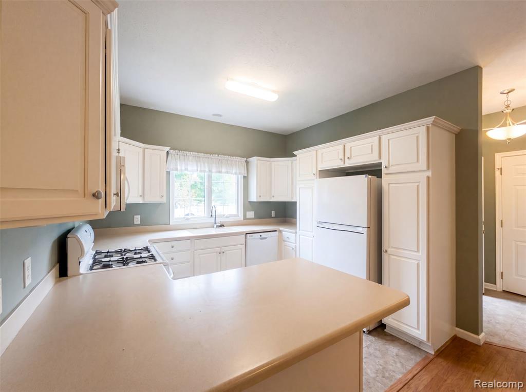 1102 Hawthorne, Greenville, MI 48838 — Photo 6
