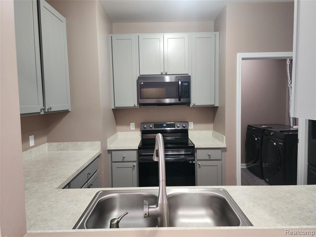 18106 Addington Drive, Commerce Twp, MI 48390 — Photo 11