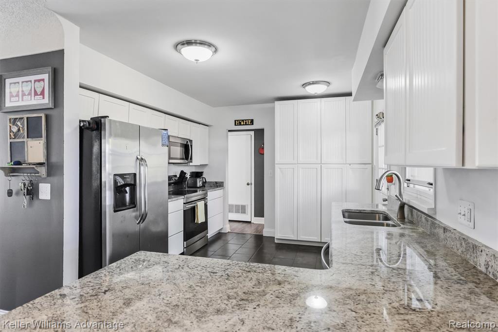 671 E Crest Lane, South Lyon, MI 48178 — Photo 14
