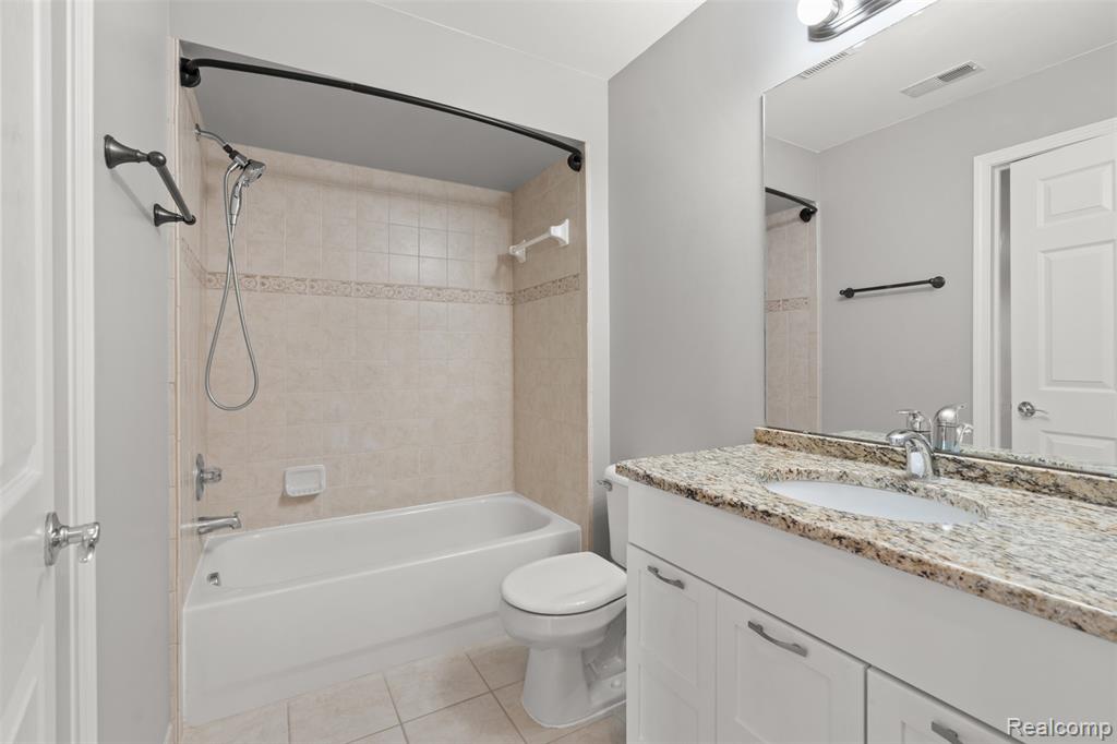 470 Old Pine Way, Walled Lake, MI 48390 — Photo 15
