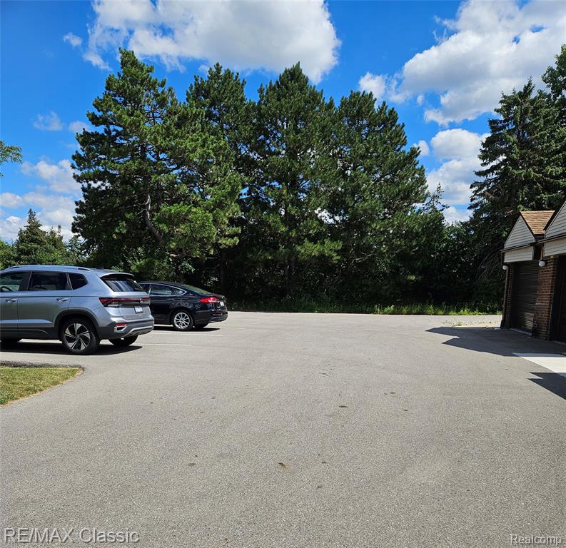 6740 Ridgefield Circle, 103, West Bloomfield, MI — Photo 5