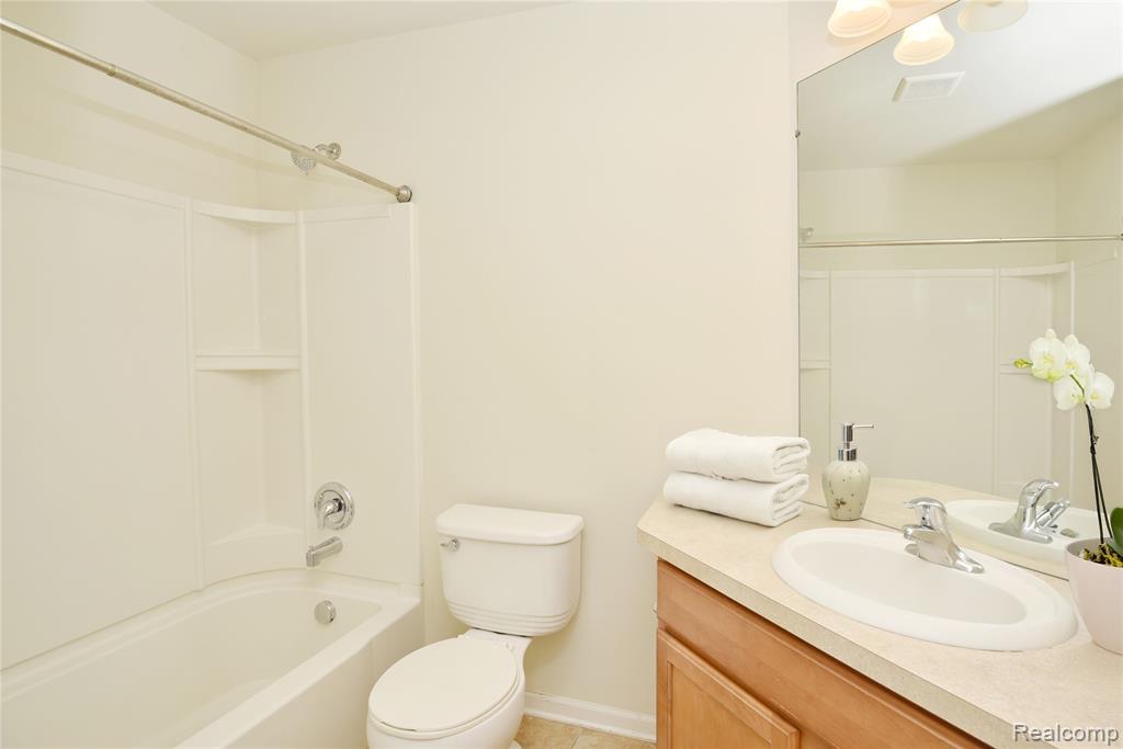 44458 Gwinnett Loop, Novi, MI — Photo 23