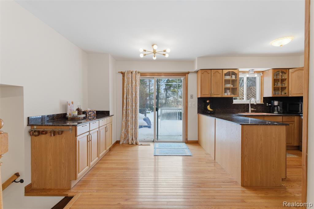 724 W Oxhill Drive, White Lake, MI — Photo 9