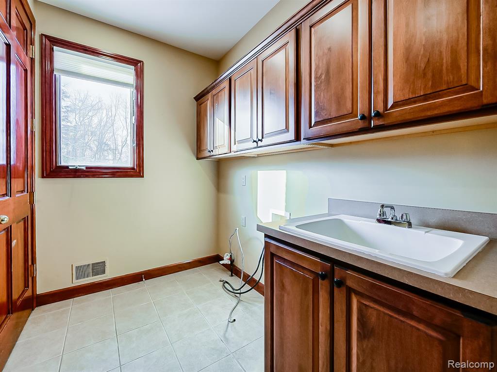 7364 Essex Drive, West Bloomfield, MI — Photo 31