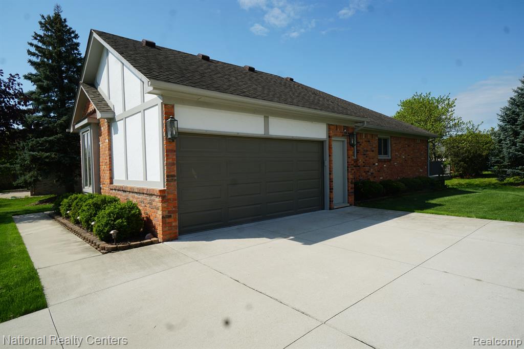 441 SANDALWOOD Drive, Rochester Hills, MI 48307 — Photo 51