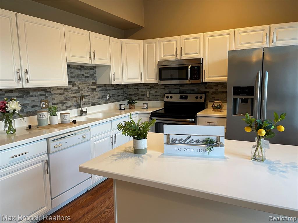 924 SANDALWOOD Drive, Troy, MI 48085 — Photo 5