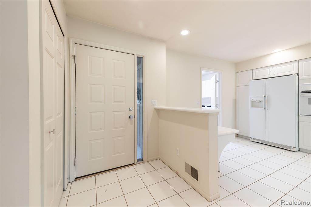 9854 HAWTHORNE GLEN Drive, Grosse Ile, MI 48138 — Photo 6