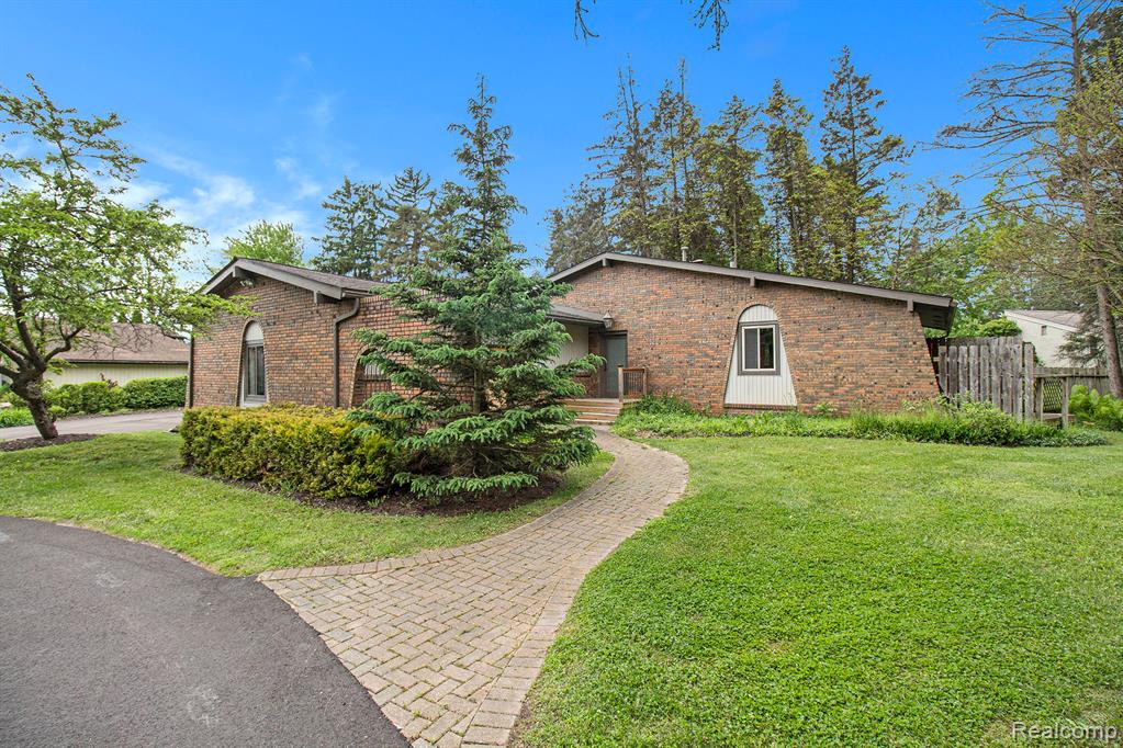 7831 Caberfae Trail, Clarkston, MI 48348 — front exterior