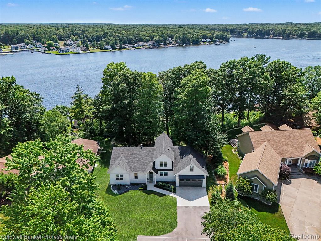 5253 W Lakeview Drive, Pentwater, MI 49449