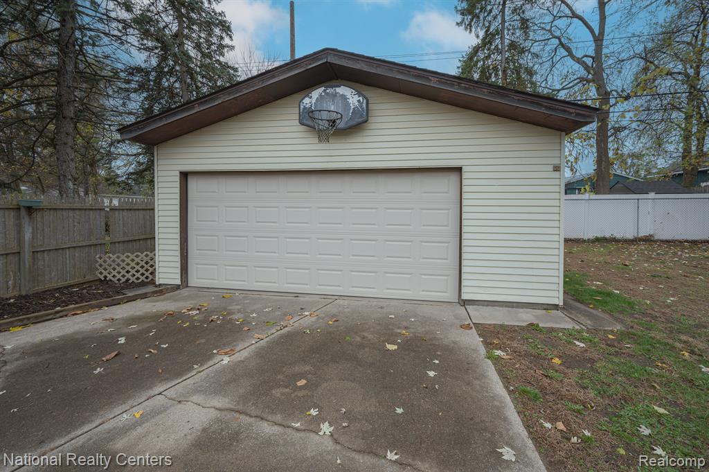 47445 DEQUINDRE Road, Rochester Hills, MI 48307 — Photo 18
