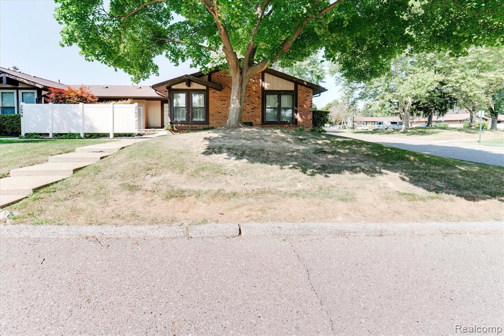 2702 ROUNDTREE Drive, Troy, MI 48083 — Photo 2