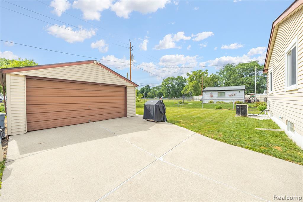9085 Deering Street, Livonia, MI 48150 — Photo 31