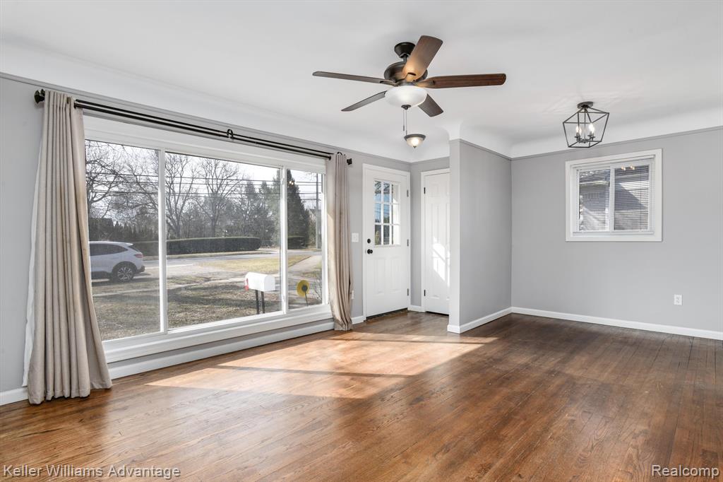 547 E SUMMIT Street, Milford, MI 48381 — Photo 3
