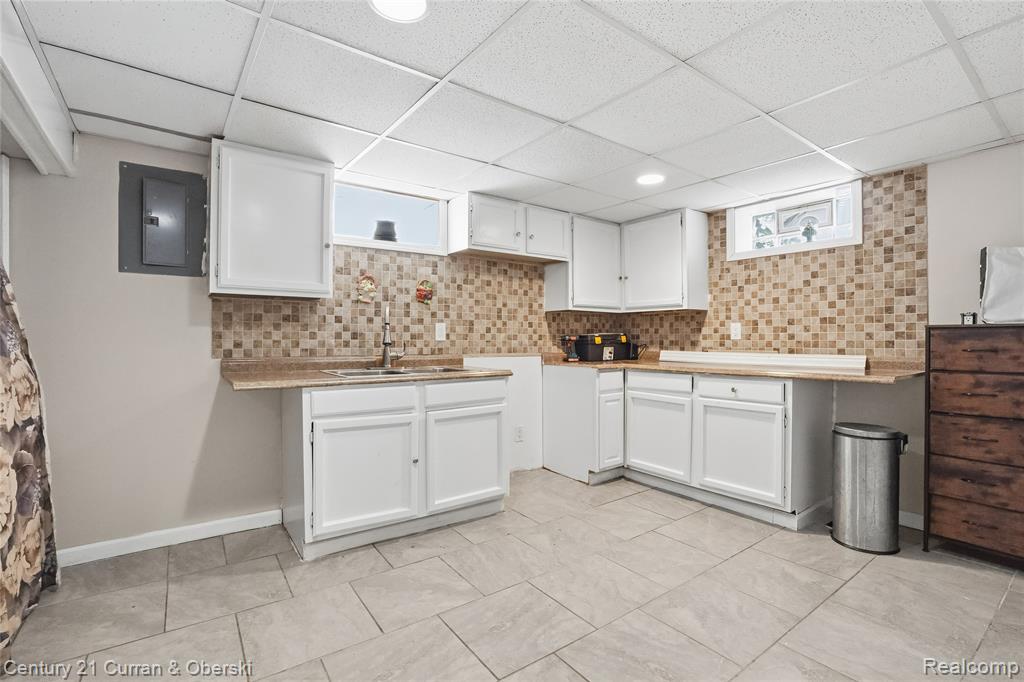 8227 Riverview Street, Dearborn Heights, MI 48127 — Photo 18