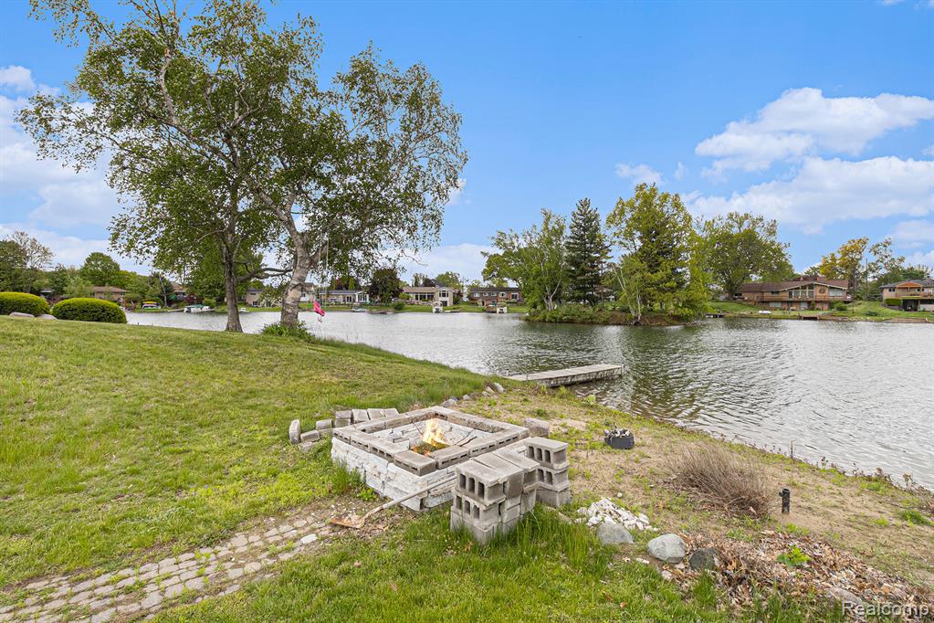 687 Sunnybeach Drive, White Lake, MI — Photo 32