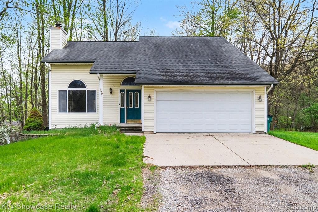 959 E Maple Street, Holly, MI 48442 — front exterior