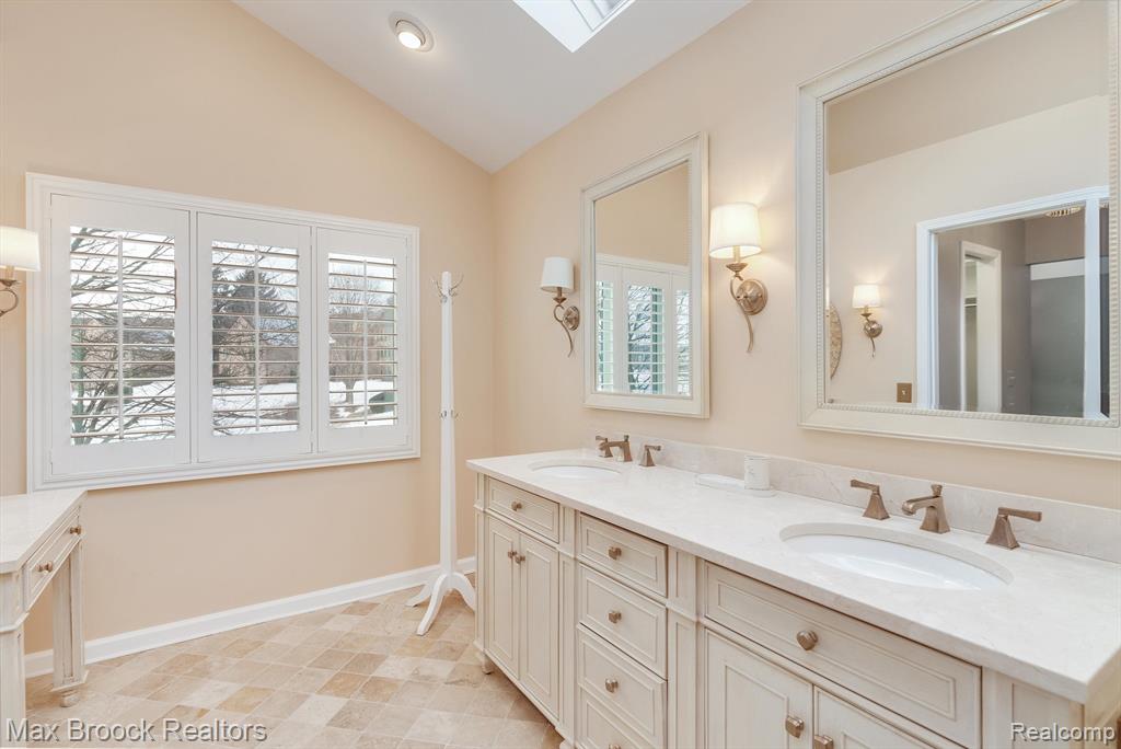 684 Deauville Lane, Bloomfield Hills, MI 48304 — Photo 32