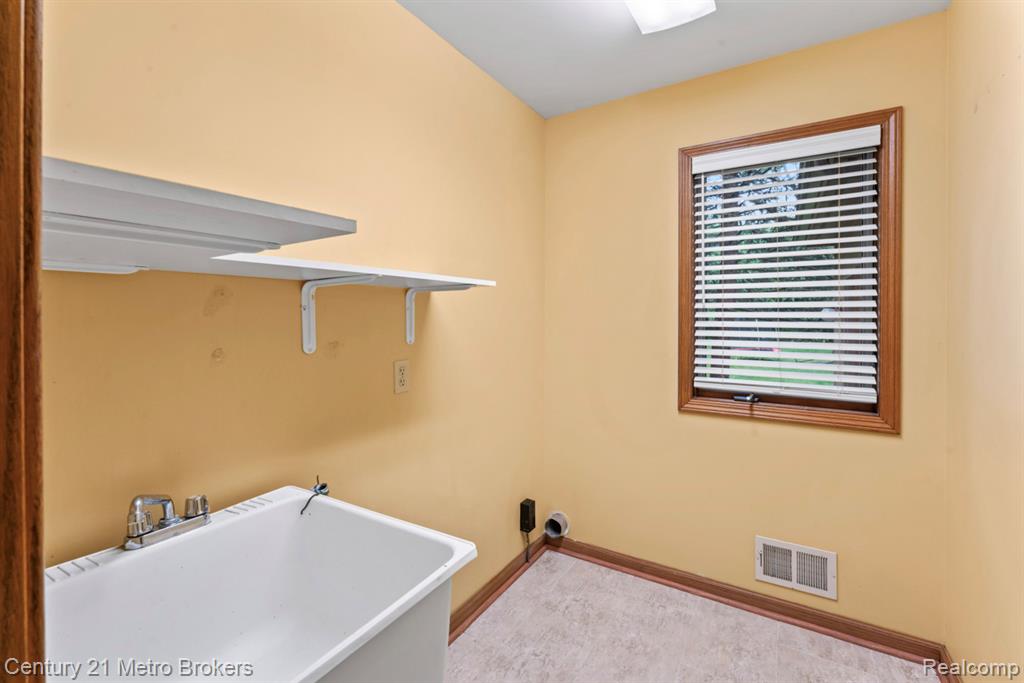 751 River Edge Court, Flushing, MI 48433 — Photo 16