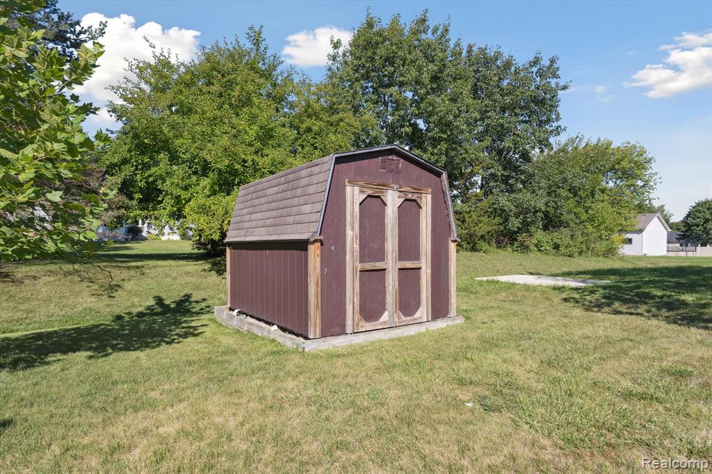 7056 Glenmeadow Court, Grand Blanc, MI 48439 — Photo 48