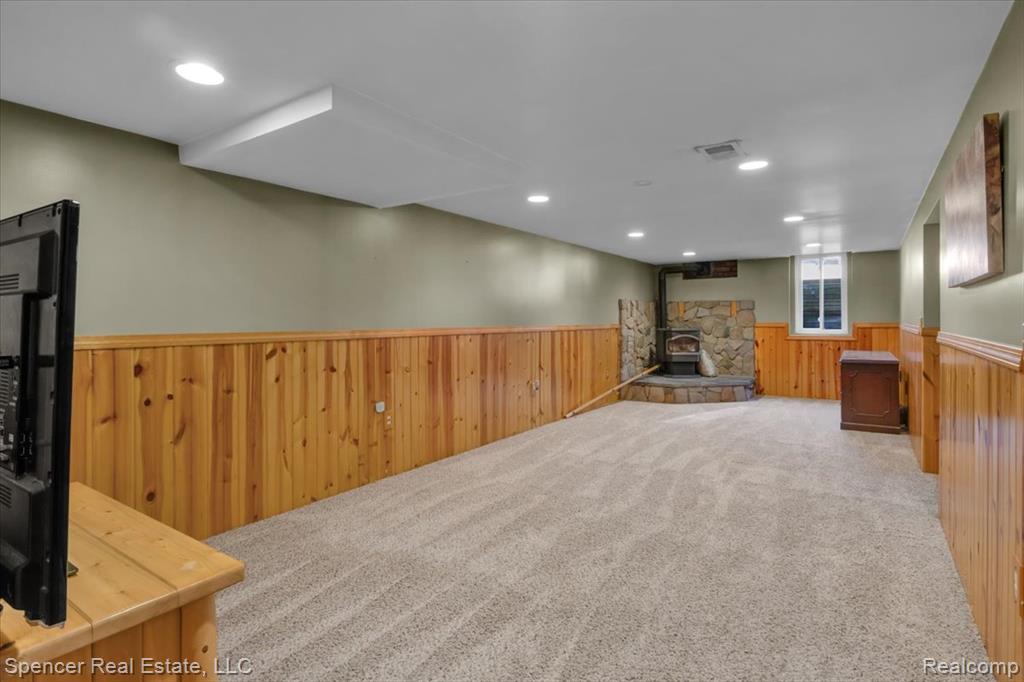 5726 Sutherland Drive, Waterford, MI 48327 — Photo 22