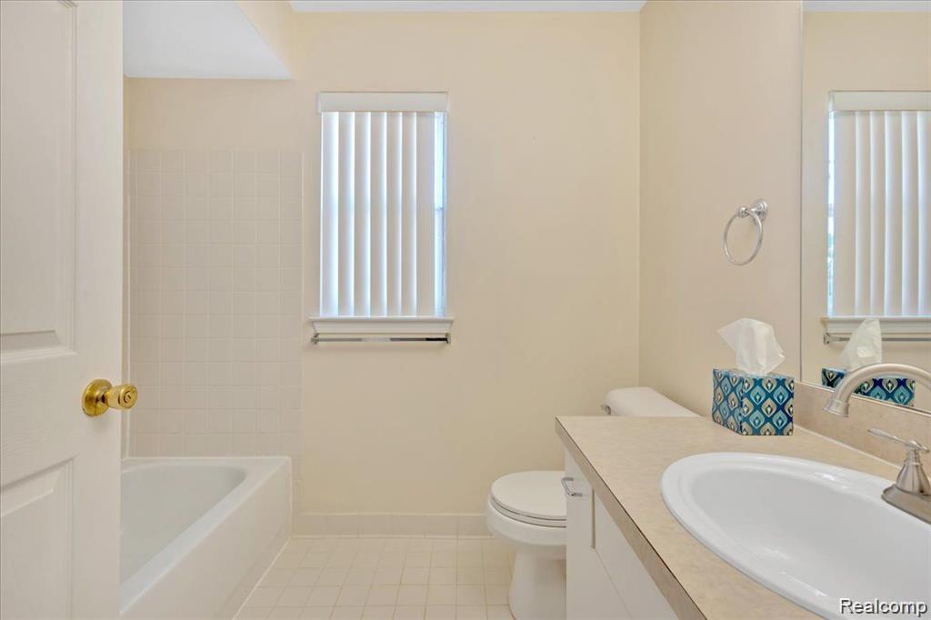 5452 PINE AIRES Drive, Sterling Heights, MI 48314 — Photo 15