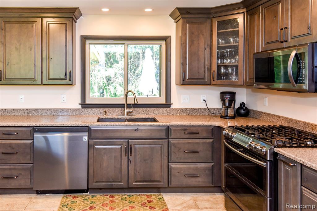 9245 PINE KNOB Road, Clarkston, MI 48348 — Photo 10