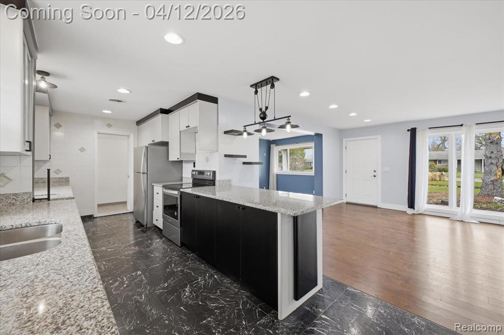 2455 Ivanhoe Drive, West Bloomfield, MI 48324 — Photo 16