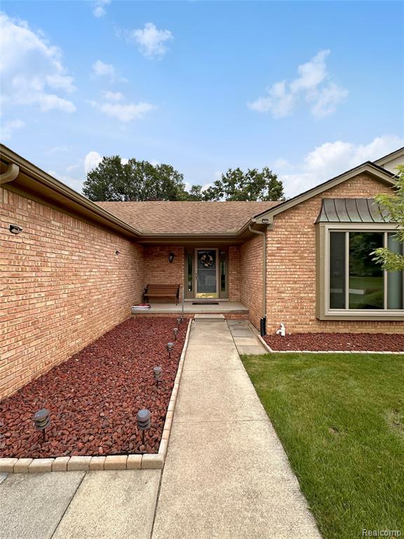 457 LAKE FOREST Road, Rochester Hills, MI 48309 — Photo 2
