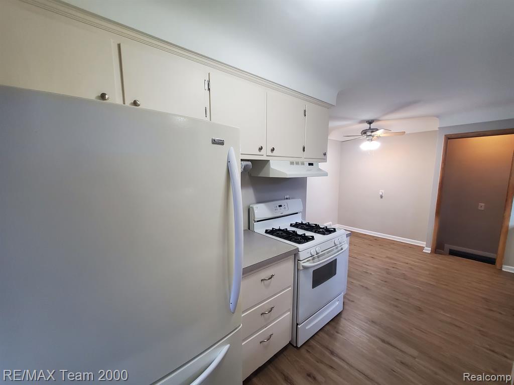 4565 UNIVERSAL Street, Dearborn Heights, MI 48125 — Photo 11