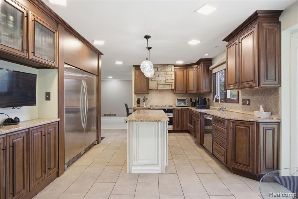 2411 Wixom Trail, Milford, MI 48381 — Photo 18