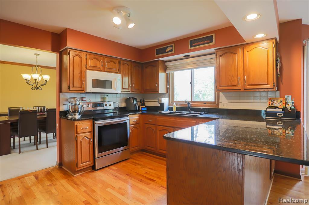 810 Box Canyon Court, Rochester Hills, MI 48309 — Photo 16