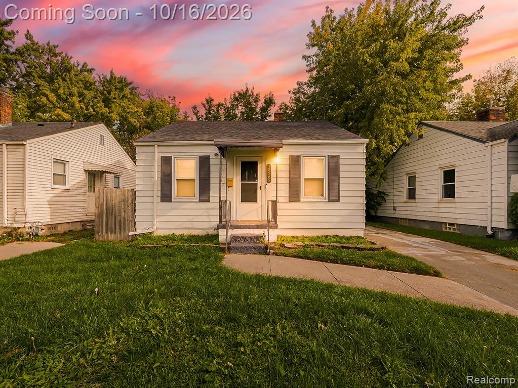 18565 Kenosha Street, Harper Woods, MI 48225