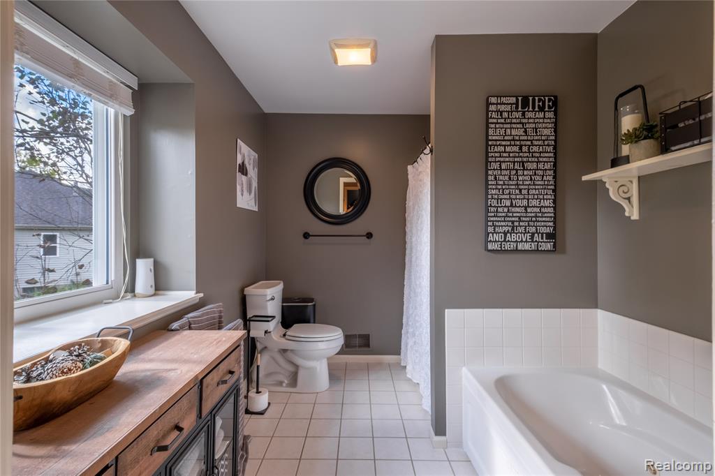 2410 Torrey Grove Court, Fenton, MI 48430 — Photo 17