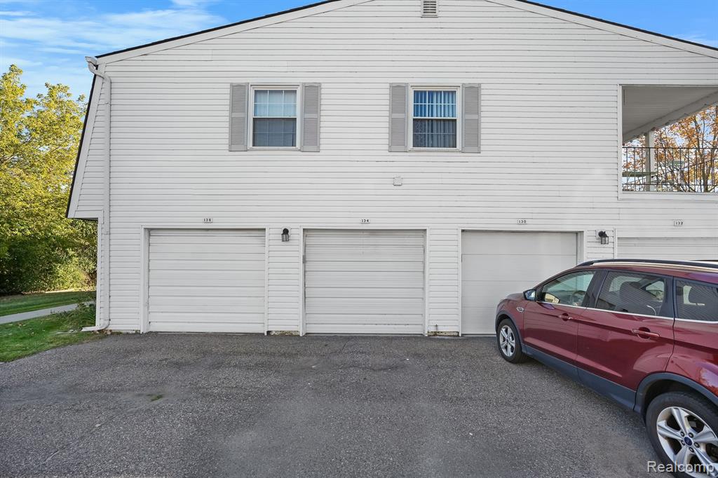 134 LAKE VILLAGE Drive, Walled Lake, MI 48390 — Photo 19