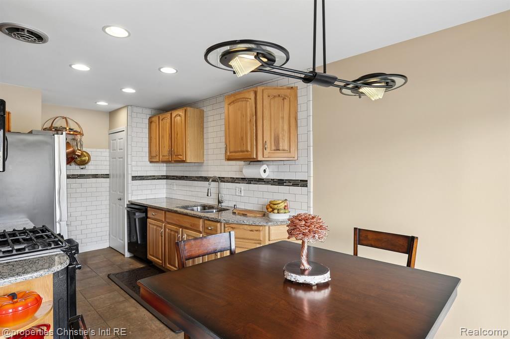 1927 Pembridge, Detroit, MI 48207 — Photo 17