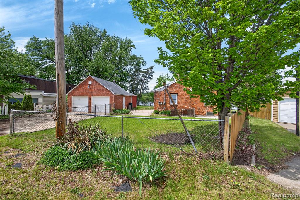 4047 Mitchell Drive, Flint, MI 48506 — Photo 38