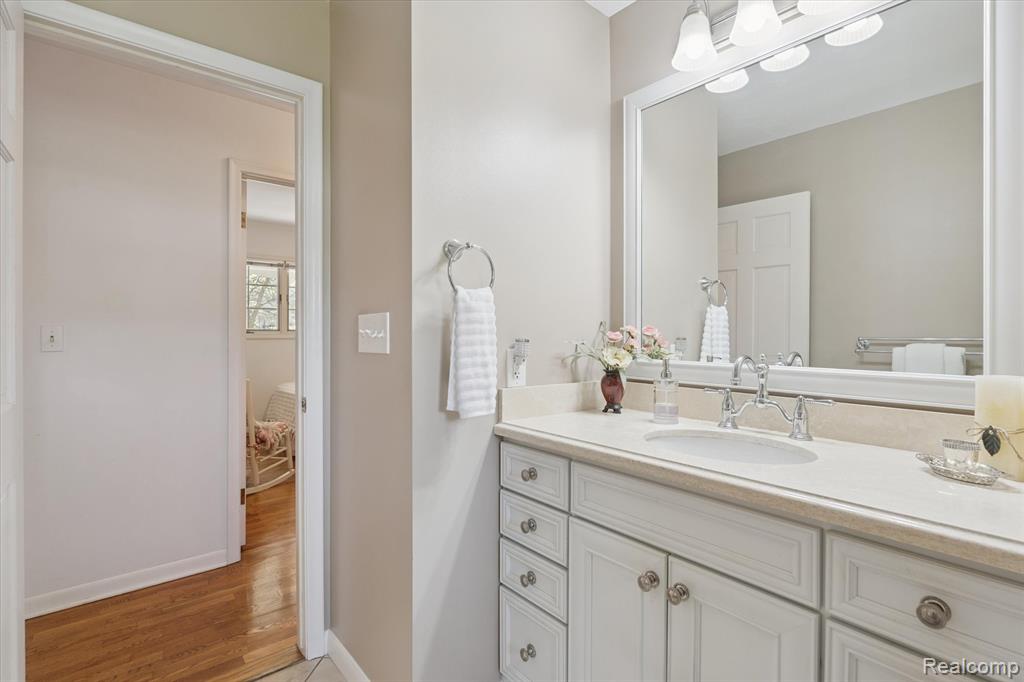 915 E River Road, Flushing, MI 48433 — Photo 22