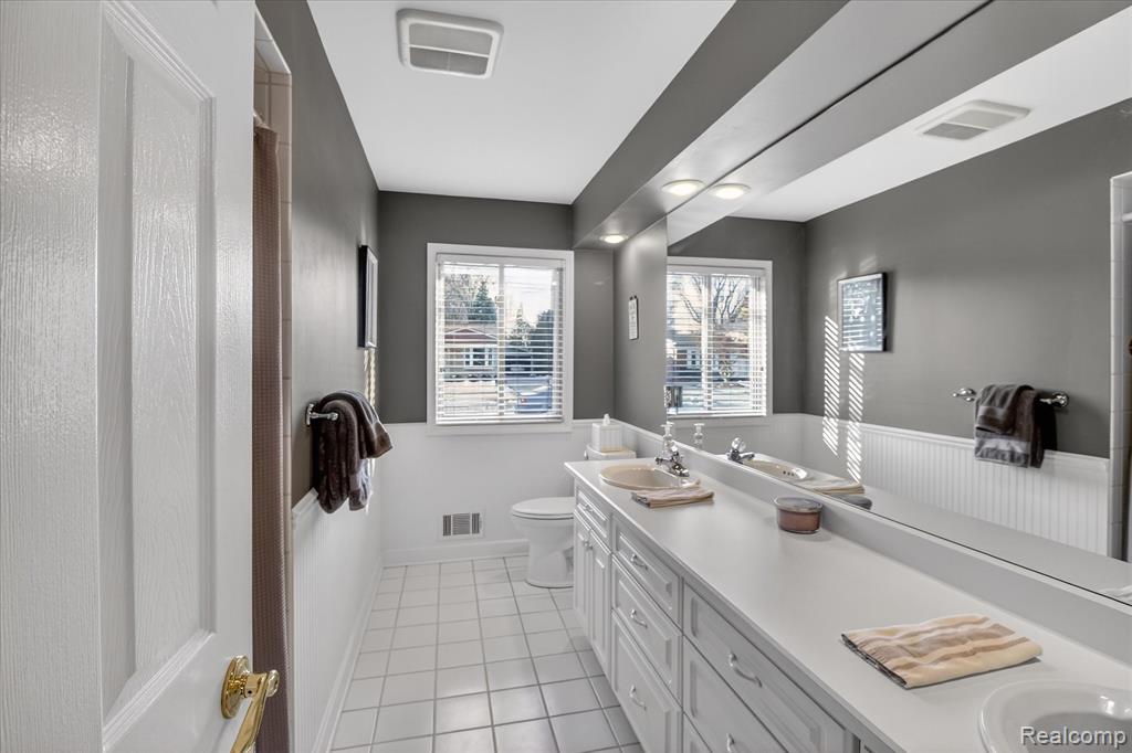 15715 Exeter Court, Fraser, MI 48026 — Photo 17