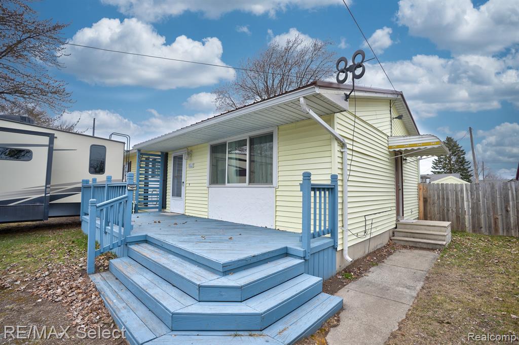 502 W BENJAMIN Street, Linwood, MI 48634 — Photo 2