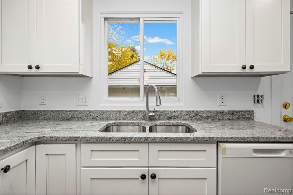 975 E Barrett Avenue, Madison Heights, MI 48071 — Photo 10