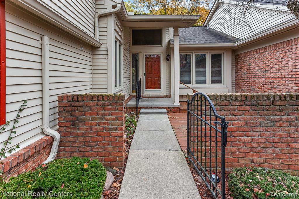 6904 Pebble Park Circle, West Bloomfield, MI — front exterior