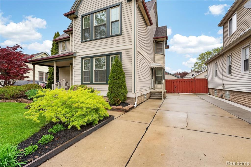 538 Pine Street, Wyandotte, MI 48192 — Photo 4