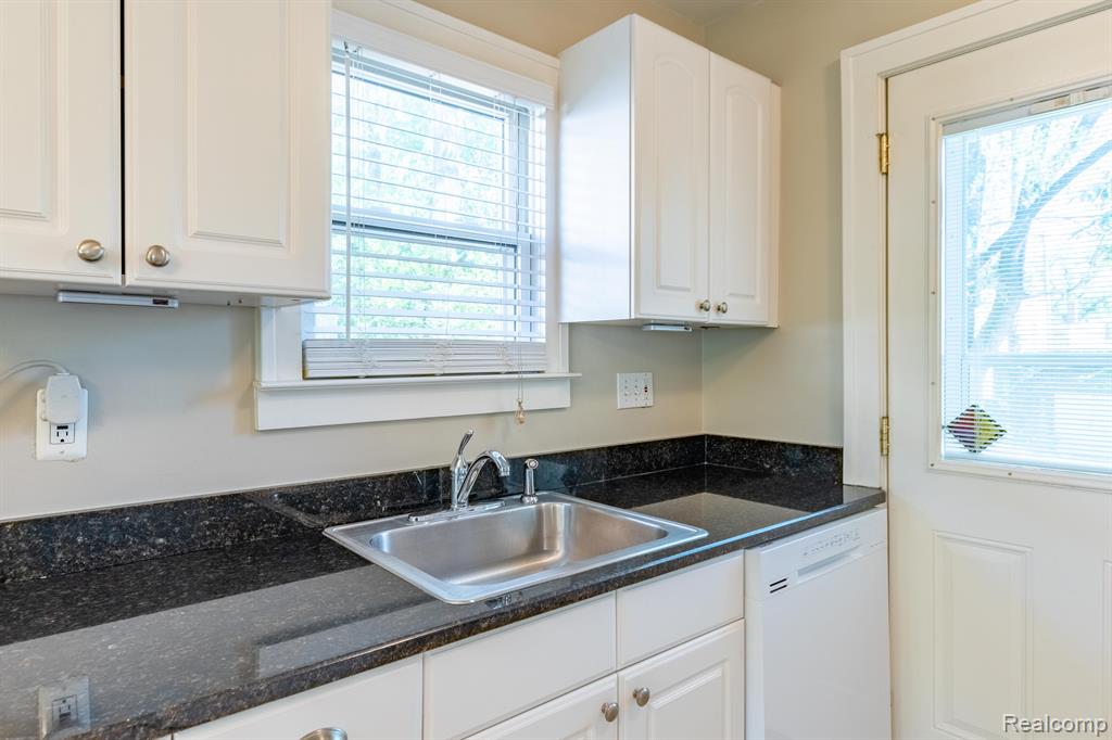 934 N CENTER Street, Royal Oak, MI 48067 — Photo 7