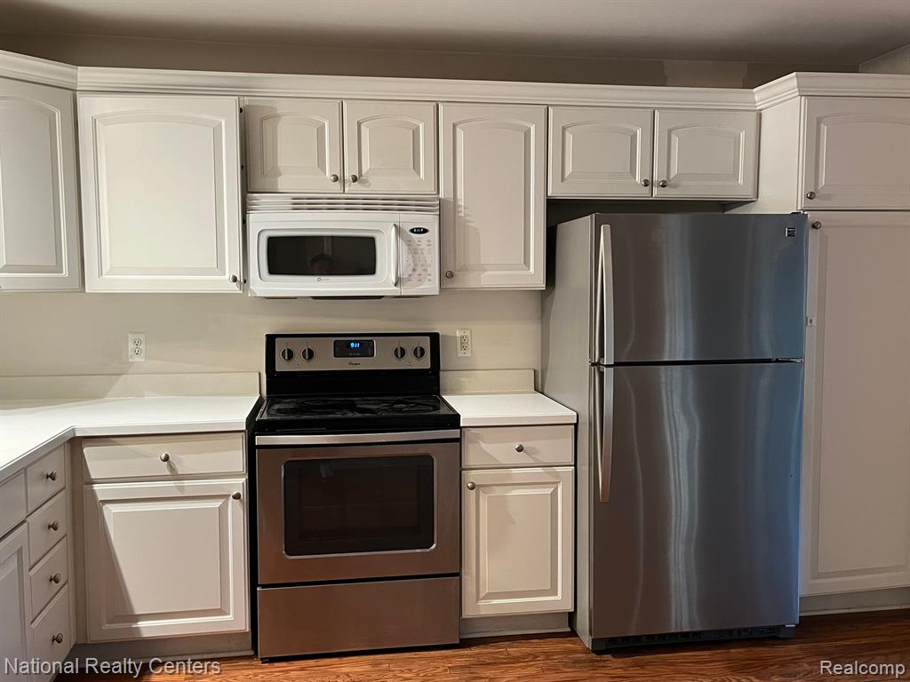 28071 CARLTON WAY Drive, Novi, MI 48377 — Photo 14