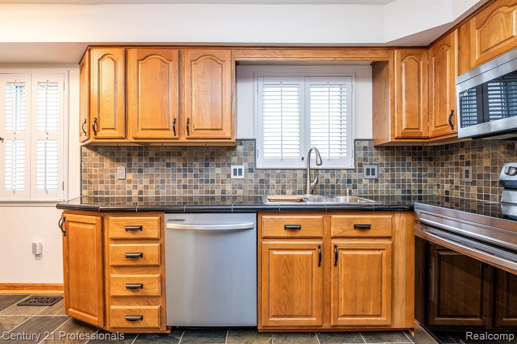 4256 BIEBER Drive, Sterling Heights, MI 48310 — Photo 13