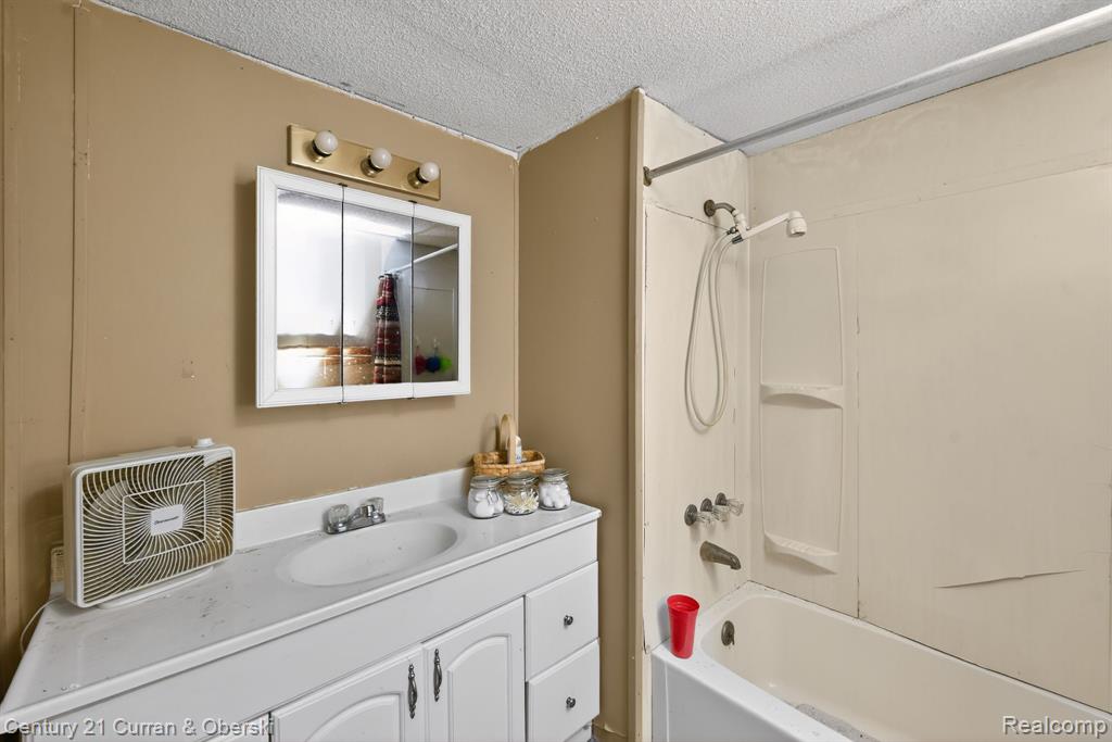 10 S Imperial Drive, MI 48763 — Photo 17