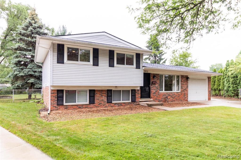915 HARTSOUGH Court, Plymouth, MI 48170 — Photo 20